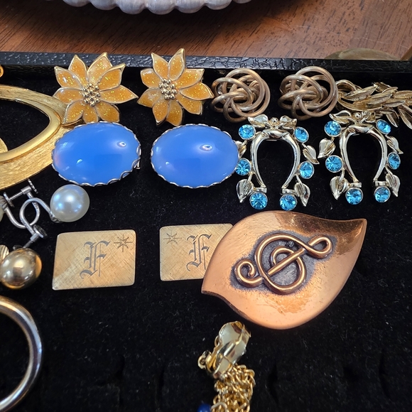 *Final Price* Huge Tray Assortment Lot Vintage Brooches & Earrings Bundle Estate - Picture 11 of 15